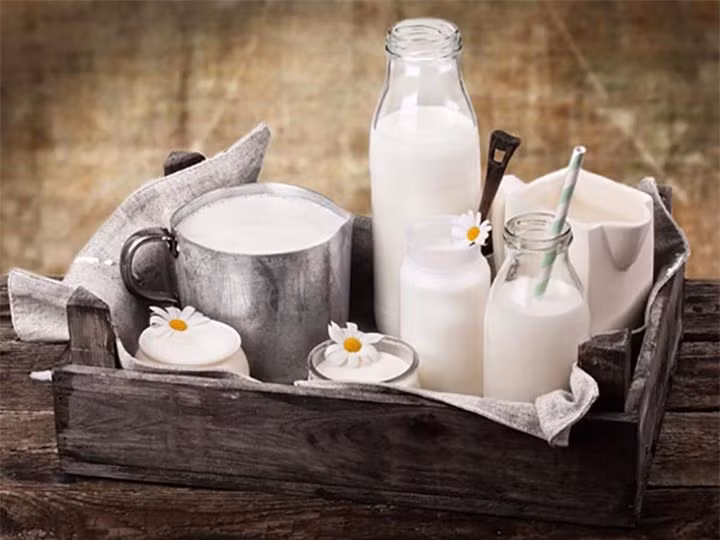 Sữa: Một ly sữa không chỉ là nguồn cung cấp canxi tốt nhất mà còn chứa đầy các vitamin như A, D và magiê. Nên dùng sữa tách kem vì nó có vị thơm ngon và có nhiều giá trị dinh dưỡng. Sữa nguyên chất có chứa chất béo có thể được dùng với số lượng vừa phải.