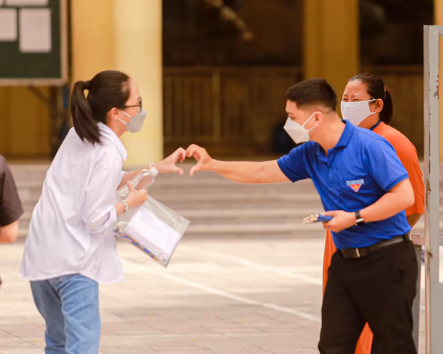 Tình nguyện viên tại điểm thi Trường THPT Trần Phú chúc thí sinh hoàn thành tốt bài thi Tình nguyện viên tại điểm thi Trường THPT Trần Phú chúc thí sinh hoàn thành tốt bài thi