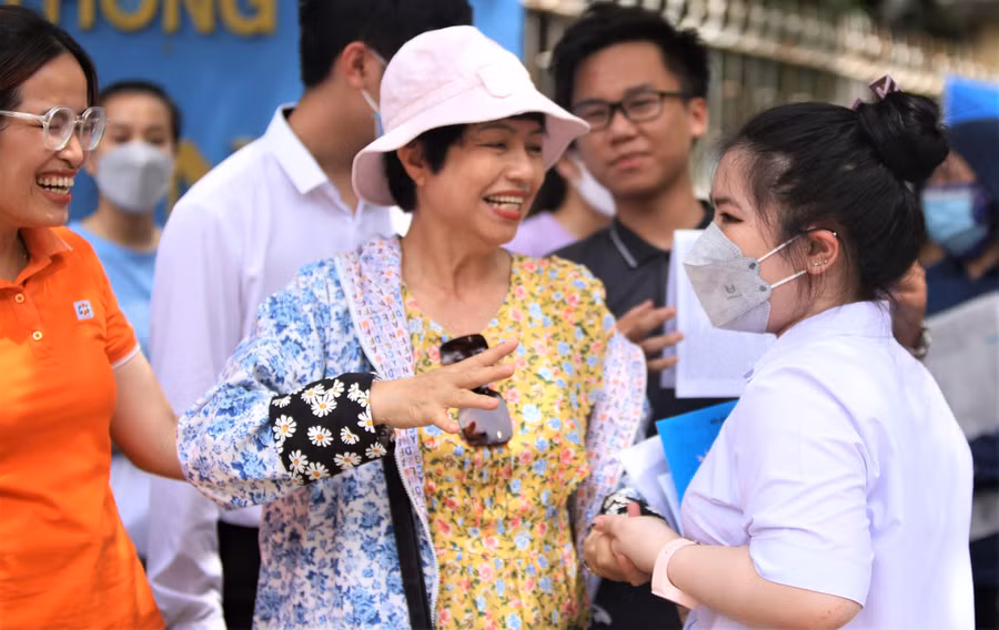 Phụ huynh phấn khởi đón thí sinh khi kết thúc môn thi cuối cùng của kỳ thi tốt nghiệp THPT năm 2022 với tâm trạng thoải mái