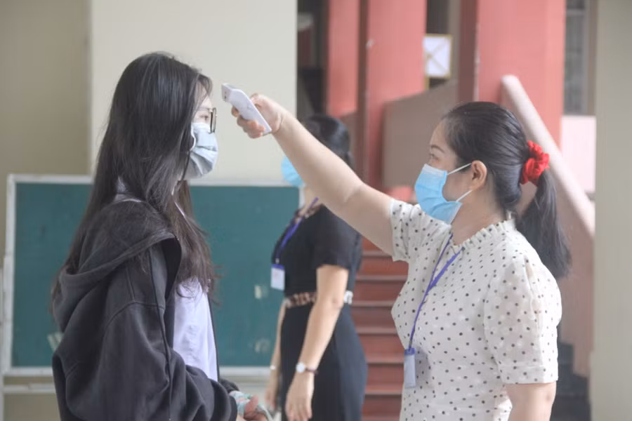 Thí sinh được kiểm tra thân nhiệt trước khi vào điểm thi.