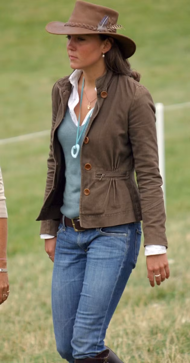Vài tháng sau, vào tháng 8/2005, người ta nhìn thấy Kate Middleton sành điệu trong một bộ đồ kết hợp áo sơ mi và quần jean cạp trễ, áo khoác nỉ nâu và mũ là phụ kiện hoàn hảo để tôn lên vẻ ngoài xinh đẹp của cô ấy.