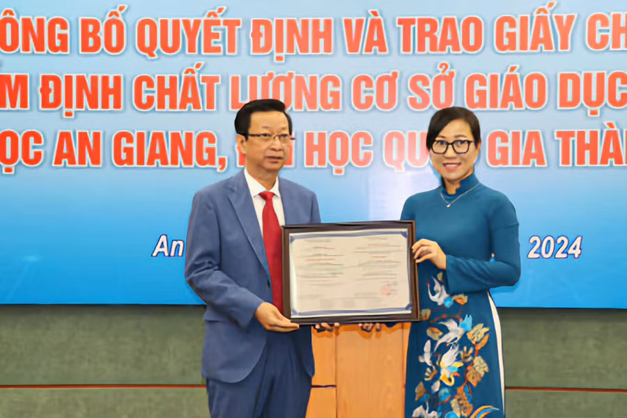 TS Tạ Thị Thu Hiền - Giám đốc TT.KĐCLGD (ĐHQG Hà Nội) trao Bằng chứng nhận Trường ĐH An Giang đạt chuẩn GD chu kỳ 2.