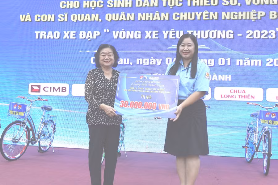 Nguyên Phó Chủ tịch nước Trương Mỹ Hoa trao tặng xe đạp cho HS hoàn cảnh khó khăn. Nguyên Phó Chủ tịch nước Trương Mỹ Hoa trao tặng xe đạp cho HS hoàn cảnh khó khăn.