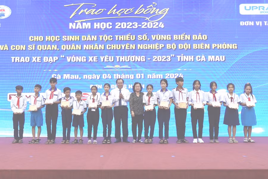 Trao học bổng cho các em học sinh.