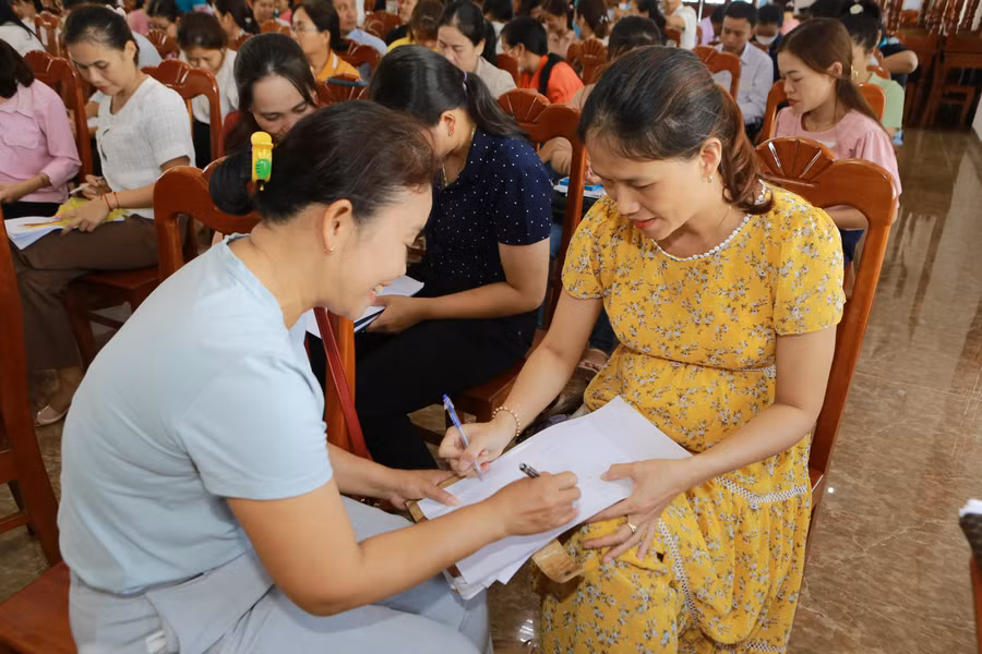 Giáo viên, nhân viên thư viện tham gia khóa tập huấn Xây dựng văn hóa đọc trong nhà trường làm việc nhóm.