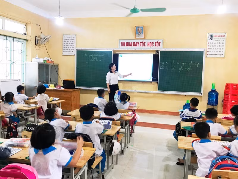 Các trường học vùng lũ đã cho học sinh đi học trở lại và đồng thời lên kế hoạch dạy học bù.