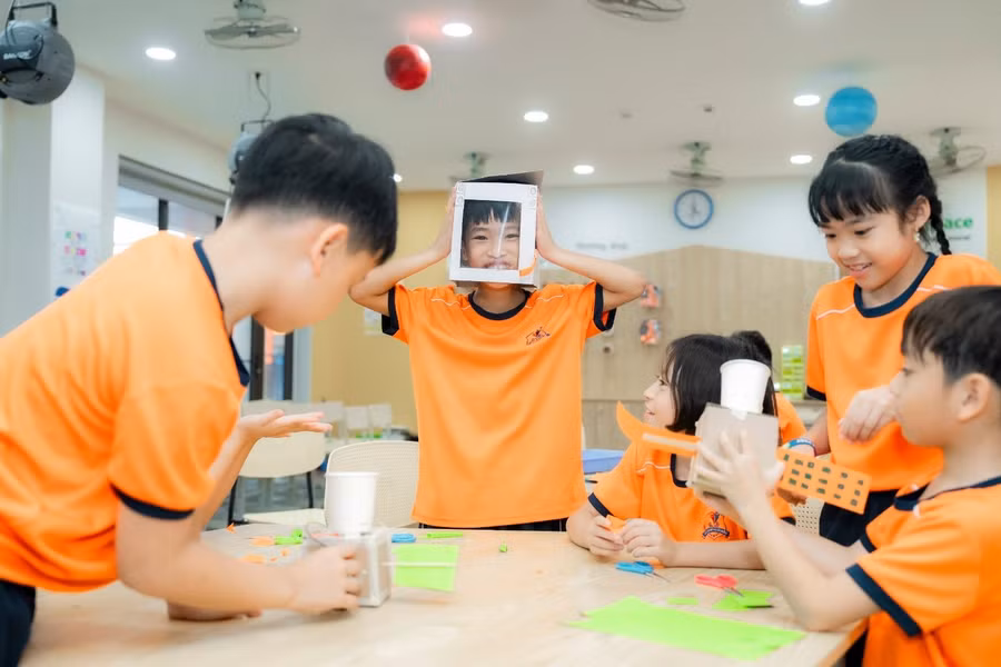 Giờ học STEM của học sinh Trường Tiểu học Đô thị Sài Đồng, Long Biên, Hà Nội. Ảnh: NTCC