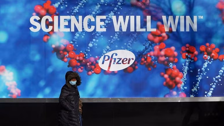 Một người đi ngang qua trụ sở Manhattan của Pfizer ở thành phố New York.