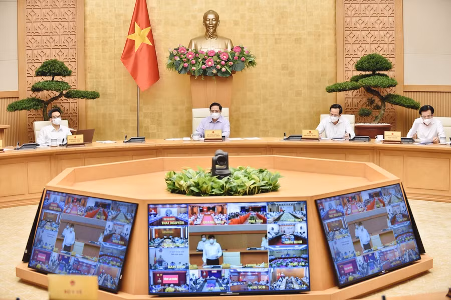 Thủ tướng yêu cầu, Bí thư, Chủ tịch các tỉnh, thành phố trong công tác lãnh đạo, chỉ đạo phòng chống dịch phải hết sức tập trung, trách nhiệm với tinh thần tổng lực, toàn diện, tập trung trí tuệ, thời gian, công sức. - Ảnh: VGP/Nhật Bắc