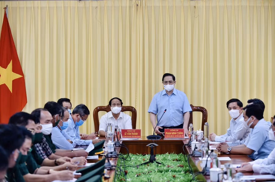 Thủ tướng Phạm Minh Chính, Phó Thủ tướng Lê Văn Thành làm việc tại Bộ Chỉ huy Bộ đội Biên phòng tỉnh An Giang, sáng 9/5. Ảnh: VGP/Nhật Bắc