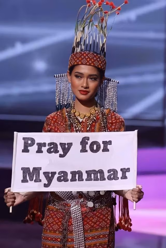 Hoa hậu Hoàn vũ Myanmar giương cao biểu ngữ: "Pray for Myanmar" (Cầu nguyện cho Myanmar) tại Miss Universe 2020.