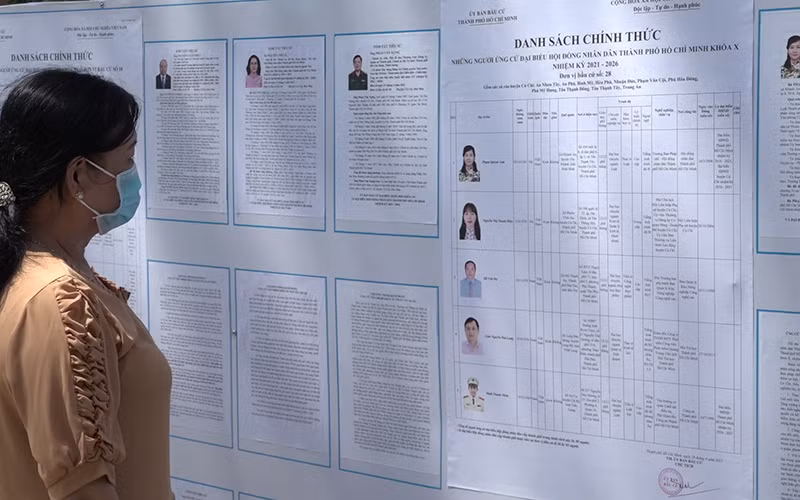 Cử tri huyện Củ Chi xem Danh sách cử tri ứng cử Đại biểu quốc hội sáng 9-5.