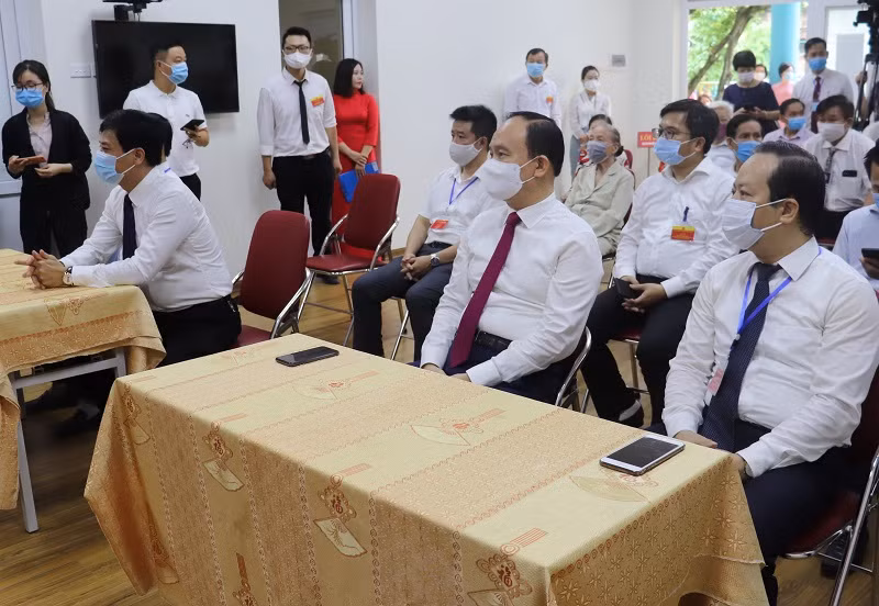 Chủ tịch HĐND TP Hà Nội Nguyễn Ngọc Tuấn cùng các cử tri dự khai mạc tại Khu vực bỏ phiếu số 3 phường Trung Tự, quận Đống Đa.