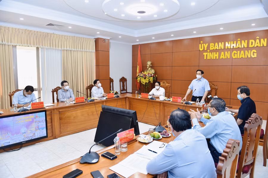 Từ điểm cầu UBND tỉnh An Giang, Thủ tướng Phạm Minh Chính đã họp trực tuyến với các 5 tỉnh biên giới Tây Nam và điểm cầu Ban Chỉ đạo quốc gia phòng chống dịch bệnh COVID-19 tại Văn phòng Chính phủ. Ảnh: VGP/Nhật Bắc