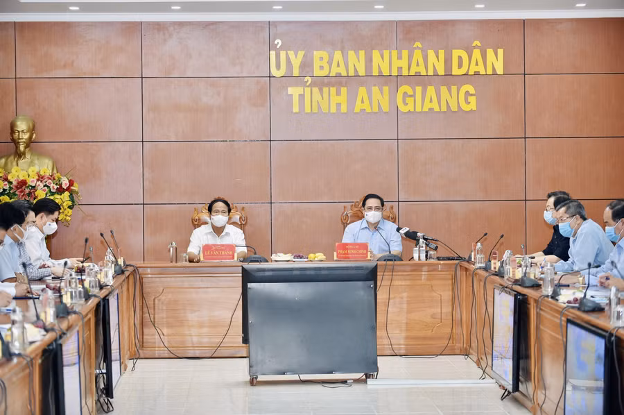 Thủ tướng Phạm Minh Chính nêu 4 nguyên nhân khiến tốc độ lây nhiễm dịch bệnh rất nhanh, rất khó lường. Ảnh: VGP/Nhật Bắc