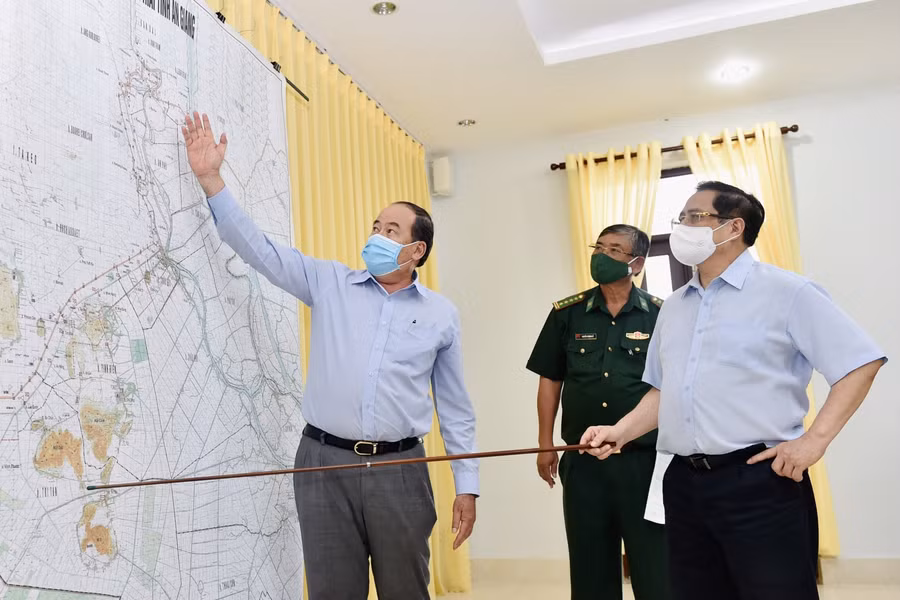 Thủ tướng Phạm Minh Chính nghe báo cáo về tình hình phân bổ các chốt kiểm soát của Bộ đội Biên phòng tỉnh An Giang. Ảnh: VGP/Nhật Bắc