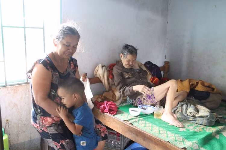 Ngoài 2 người cháu, bà Y Lý còn chăm sóc người mẹ già yếu bị bại liệt.