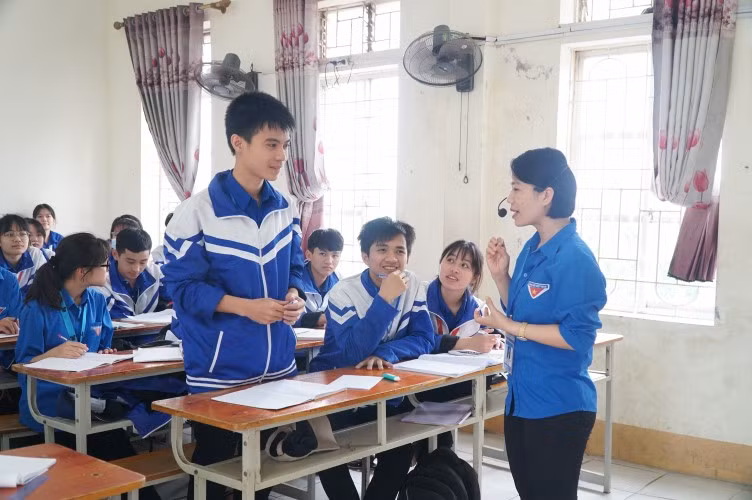 Thực hiện giấc mơ đặt chân vào trường quay Đường lên đỉnh Olympia, Hà vẫn giữ thành tích học tập nổi trội tại trường.