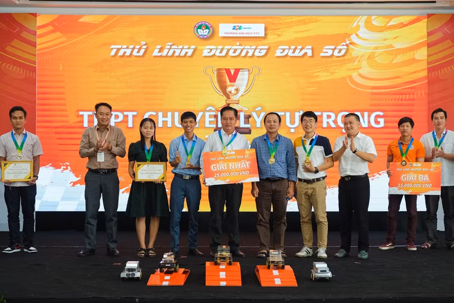 Ban Tổ chức trao giải Nhất cho Trường THPT chuyên Lý Tự Trọng (TP Cần Thơ). Ban Tổ chức trao giải Nhất cho Trường THPT chuyên Lý Tự Trọng (TP Cần Thơ).