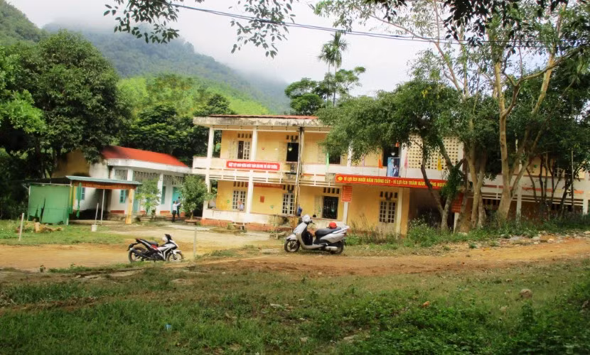 Khu nhà 2 tầng, Trường Tiểu học Phú Lệ xuống cấp nghiêm trọng.
