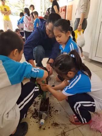 Nhiều học sinh tham gia tái sử dụng các chai nhựa trồng cây xanh, bảo vệ môi trường.