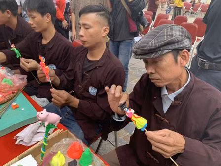 Các nghệ nhân trổ tài nặn tò he.