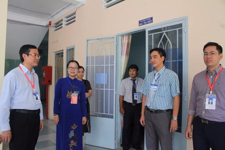 Thứ trưởng Nguyễn Văn Phúc trao đổi với BCĐ thi tỉnh Vĩnh Long tại điểm thi Trường THPT chuyên Nguyễn Bỉnh Khiêm. Thứ trưởng Nguyễn Văn Phúc trao đổi với BCĐ thi tỉnh Vĩnh Long tại điểm thi Trường THPT chuyên Nguyễn Bỉnh Khiêm.