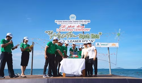 Tập đoàn An Phát Holdings tặng sản phẩm sinh học phân hủy hoàn toàn AnEco cho các nhà hàng khách sạn tại Hội An