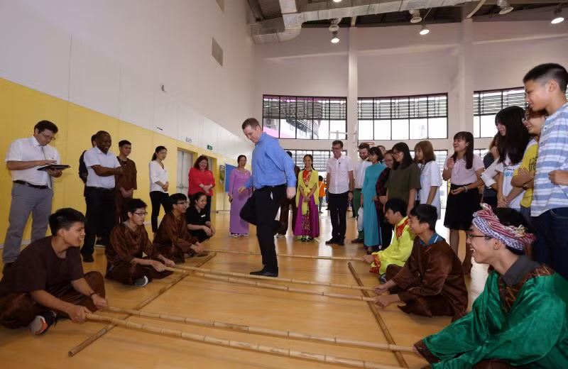 Thầy Gordon giao lưu cùng học sinh trong một sự kiên của trường