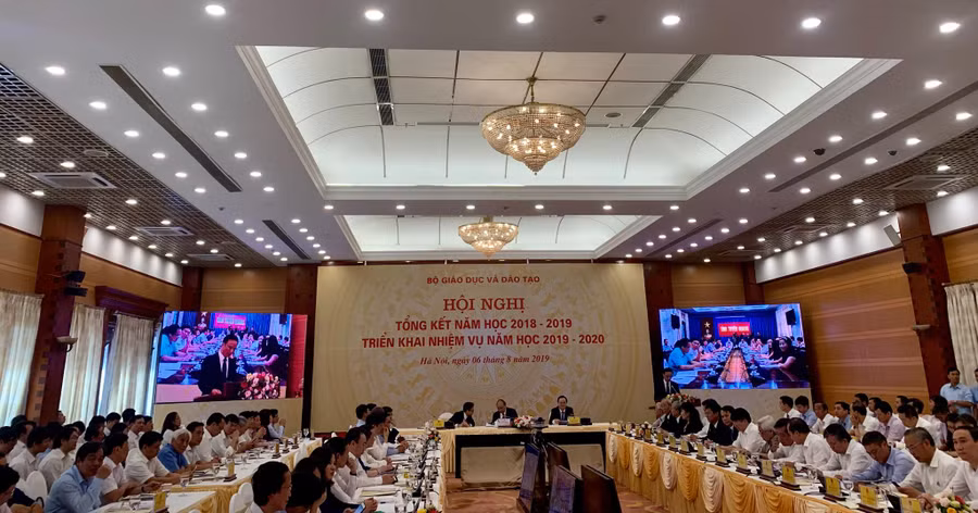 Thủ tướng Nguyễn Xuân Phúc lưu ý một số giải pháp lớn ngành Giáo dục cần tập trung thực hiện trong thời gian tới. Thủ tướng Nguyễn Xuân Phúc lưu ý một số giải pháp lớn ngành Giáo dục cần tập trung thực hiện trong thời gian tới.
