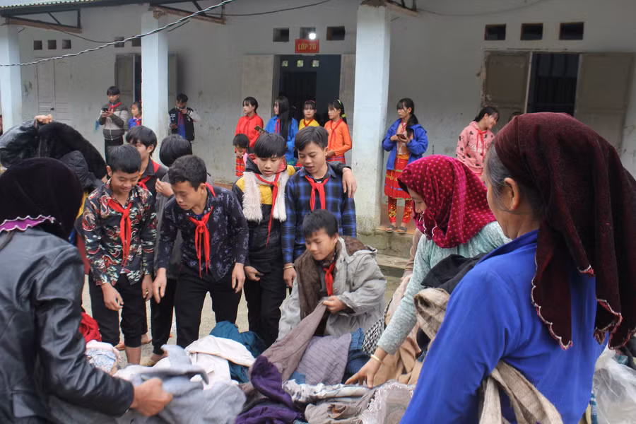 Các em học sinh Trường THCS Giàng Chu Phìn cùng bà con trong bản Đề Lảng háo hức với món quà áo ấm từ TPHCM gửi tặng. Các em học sinh Trường THCS Giàng Chu Phìn cùng bà con trong bản Đề Lảng háo hức với món quà áo ấm từ TPHCM gửi tặng.