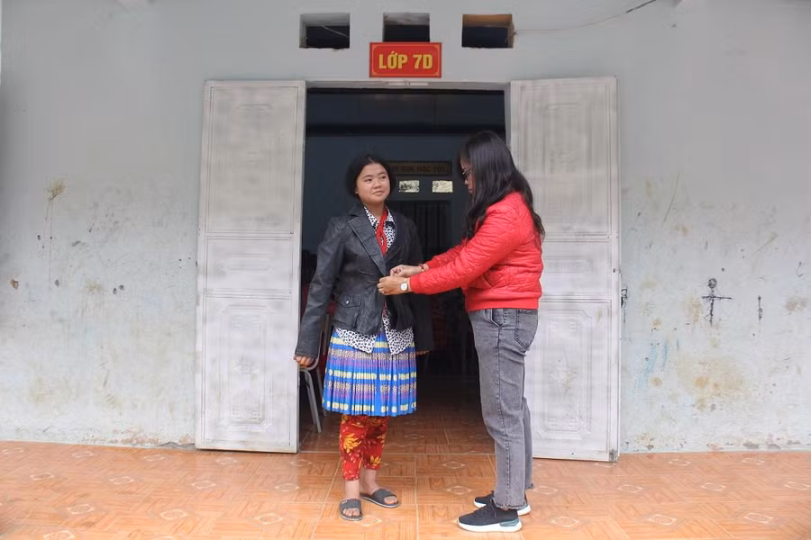 Em Mùa Thị La, học sinh lớp 9C, Trường THCS Giàng Chu Phìn được cô giáo mặc thử áo ấm. Em Mùa Thị La, học sinh lớp 9C, Trường THCS Giàng Chu Phìn được cô giáo mặc thử áo ấm.