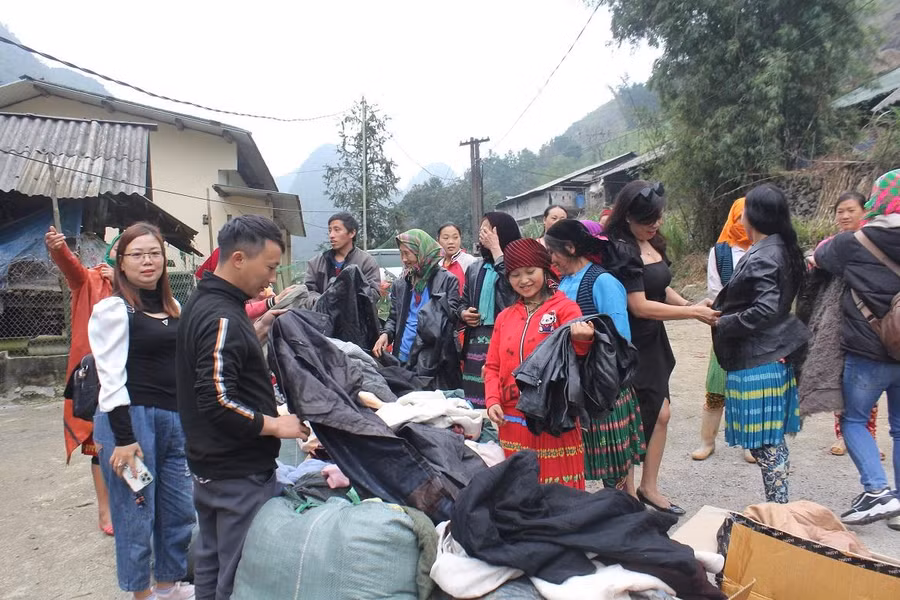 Các thành viên đoàn từ thiện giúp đồng bào nghèo lựa chọn áo ấm cho mùa đông. Các thành viên đoàn từ thiện giúp đồng bào nghèo lựa chọn áo ấm cho mùa đông.