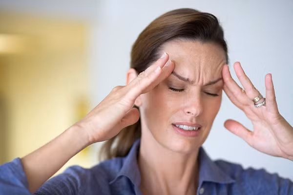 Đau đầu là biểu hiện đầu tiên của thiếu máu não. thiếu máu não