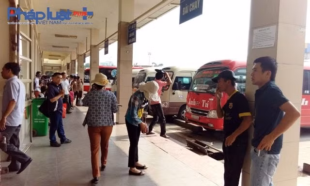 Dòng người nườm nượp đổ về quê nghỉ lễ, giao thông Hà Nội ùn tắc kinh hoàng - Ảnh 5 Dòng người nườm nượp đổ về quê nghỉ lễ, giao thông Hà Nội ùn tắc kinh hoàng - Ảnh 5