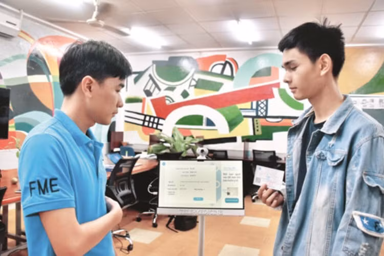Lương Hữu Thành Nam và Nguyễn Đào Xuân Hải (SV Khoa Cơ khí chế tạo máy HCMUTE) đang hoàn thiện công đoạn cuối đề tài “Robot hỗ trợ khám chữa bệnh từ xa” tại Open Lab. Ảnh: C.Chương