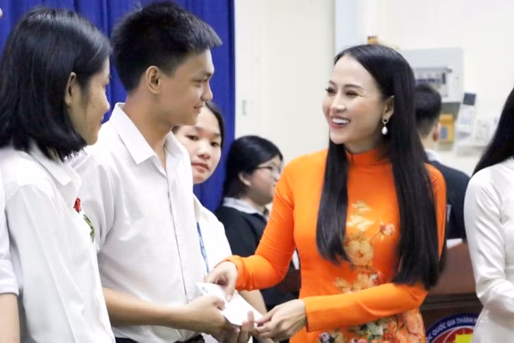 TS Nguyễn Thị Quốc Minh trao học bổng cho SV. Ảnh: NVCC