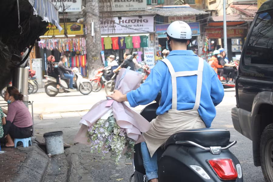 Nhân viên bán hoa ship hàng cho khách ngày 6/3.