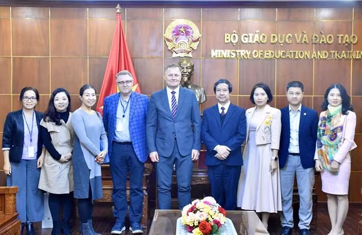 Bộ trưởng Nguyễn Kim Sơn và Đại sứ Nicolai Prytz chụp ảnh lưu niệm.