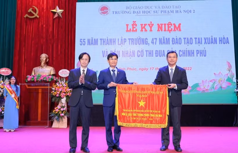 Thứ trưởng Bộ GD&amp;ĐT Nguyễn Văn Phúc (ngoài cùng bên phải) trao Cờ thi đua của Chính phủ cho đại diện lãnh đạo Trường ĐH Sư phạm Hà Nội 2.