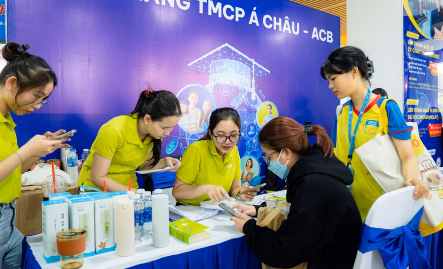 Sinh viên HUTECH tìm kiếm việc làm tại Ngày hội kết nối doanh nghiệp và việc làm do trường tổ chức.