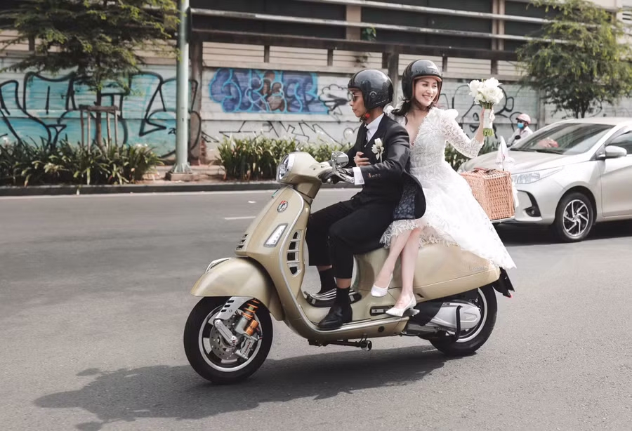 Có thể thấy, không chọn đón dâu bằng xế hộp sang xịn mịn như nhiều ngôi sao nổi tiếng khác, Phan Hiển quyết chơi lớn khi "cưỡi mô tô" đón Khánh Thi về dinh.