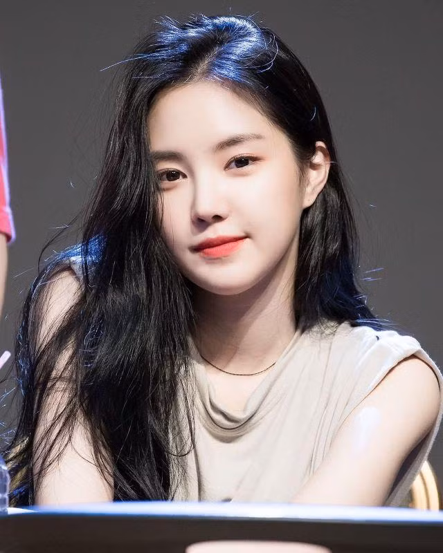 Naeun (Apink) vị trí số 20. Naeun (Apink) vị trí số 20.