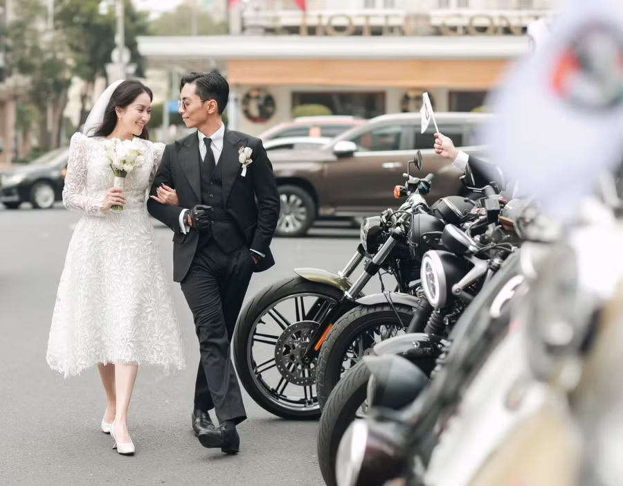 Mới đây, Khánh Thi đã đăng tải bộ ảnh cưới cực kỳ độc đáo nhưng không kém phần ngọt ngào cùng chú rể Phan Hiển và dàn phù rể.