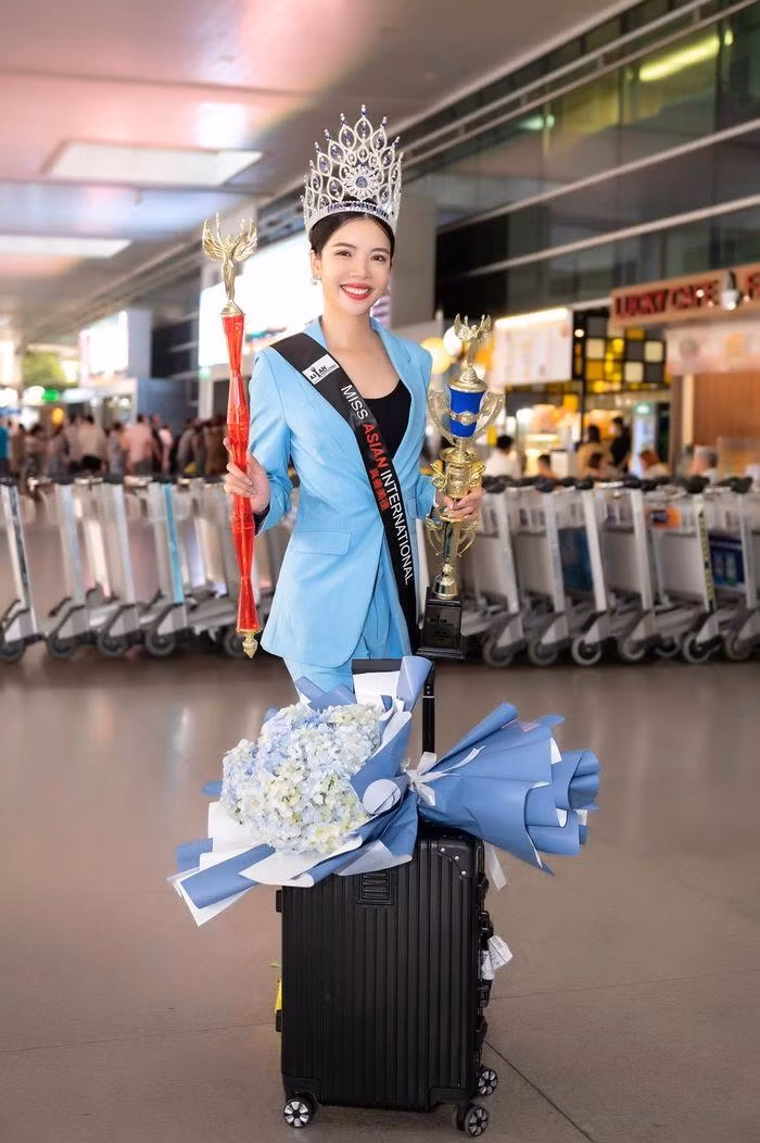 Siêu mẫu Thùy Dung rạng rỡ trở về nước sau khi đăng quang Hoa hậu châu Á 2022 (Miss Asian International 2022).