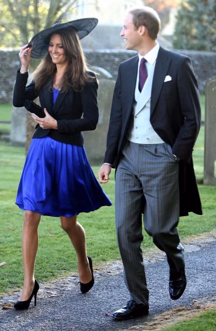 Công tước xứ Cambridge - Kate Middleton diện bộ cánh vô cùng tinh tế, màu sắc hài hòa sánh đôi cùng với Hoàng tử William tham dự đám cưới của Harry Meade và Rosie Bradford. Công tước xứ Cambridge - Kate Middleton diện bộ cánh vô cùng tinh tế, màu sắc hài hòa sánh đôi cùng với Hoàng tử William tham dự đám cưới của Harry Meade và Rosie Bradford.