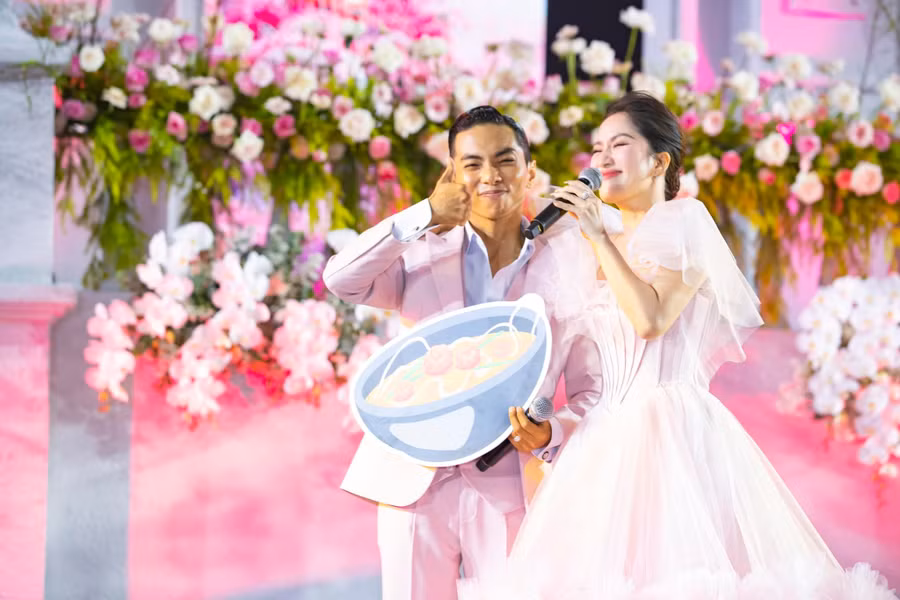 Khánh Thi diện chiếc váy cô dâu tông màu hồng vô cùng ngọt ngào được biến tấu cách điệu, không quá dài và ôm sát cơ thể. Chiếc váy này vừa tôn lên vẻ đẹp dịu dàng của Khánh Thi vừa giúp cô có thể "quẩy" hết mình cùng bạn bè trong tiệc cưới. Khánh Thi diện chiếc váy cô dâu tông màu hồng vô cùng ngọt ngào được biến tấu cách điệu, không quá dài và ôm sát cơ thể. Chiếc váy này vừa tôn lên vẻ đẹp dịu dàng của Khánh Thi vừa giúp cô có thể "quẩy" hết mình cùng bạn bè trong tiệc cưới.