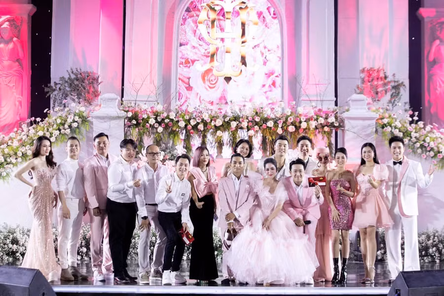 Rất đông bạn bè, nghệ sĩ nổi tiếng đã đến chúc mừng cho Khánh Thi - Phan Hiển.