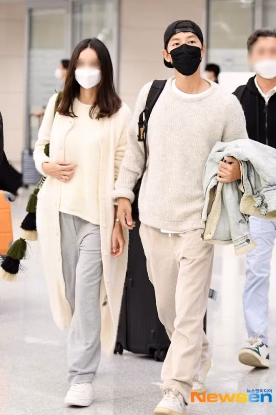 Hình ảnh Song Joong Ki xuất hiện công khai cùng 1 cô gái ngay tại sân bay. Hình ảnh Song Joong Ki xuất hiện công khai cùng 1 cô gái ngay tại sân bay.