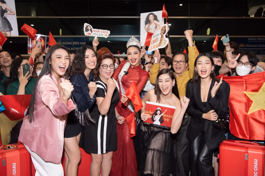 Hội chị em Hoàn vũ gồm Khánh Vân, Kim Duyên, Lê Thảo Nhi.. có mặt tại sân bay để tiễn Ngọc Châu lên đường tham dự Miss Universe.